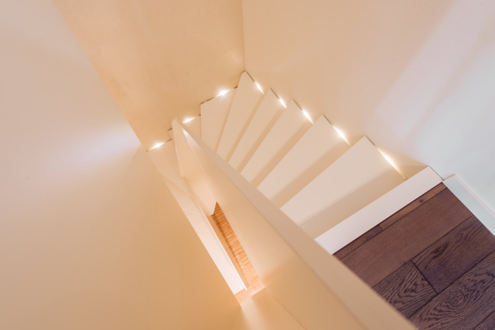 Белая лестница