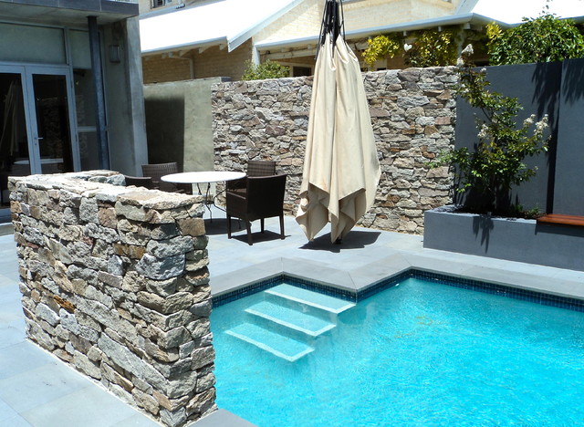 stone cladding contemporain-piscine