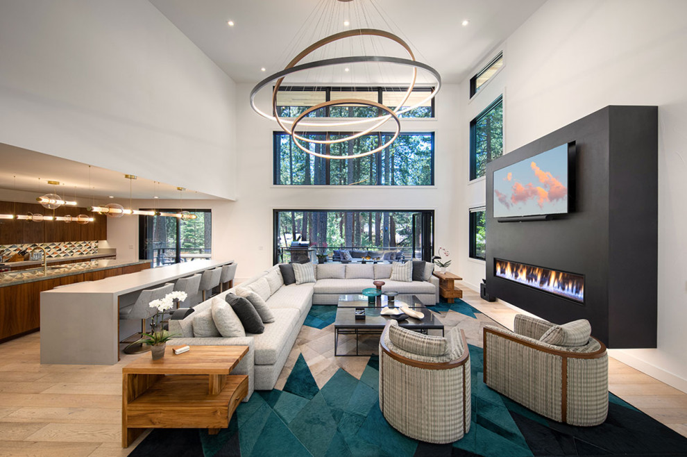 Ispirazione per un grande soggiorno minimalista stile loft con pareti bianche, parquet chiaro, stufa a legna, cornice del camino in cemento e pavimento marrone