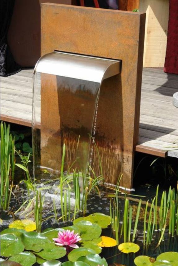 Inspiration for a contemporary garden in Phoenix with a water feature.