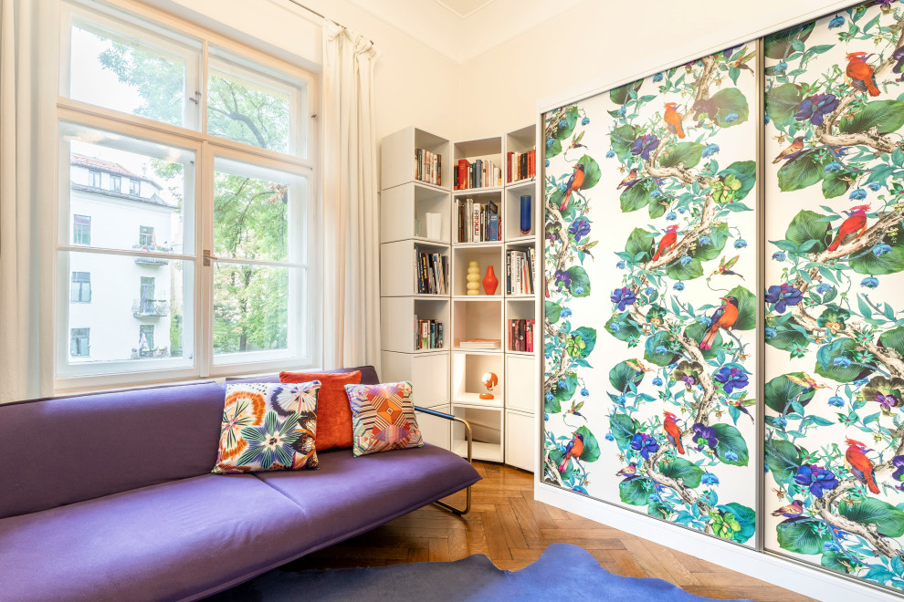 Mittelgroßes Eklektisches Gästezimmer mit beiger Wandfarbe, braunem Holzboden und braunem Boden in München