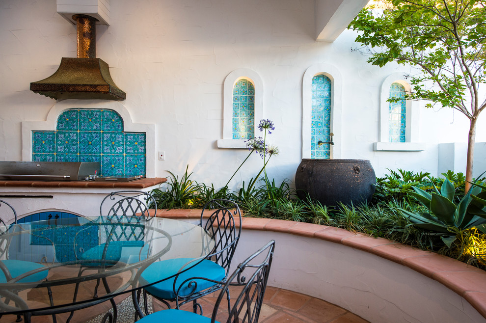 Small mediterranean courtyard patio in Perth with a water feature.