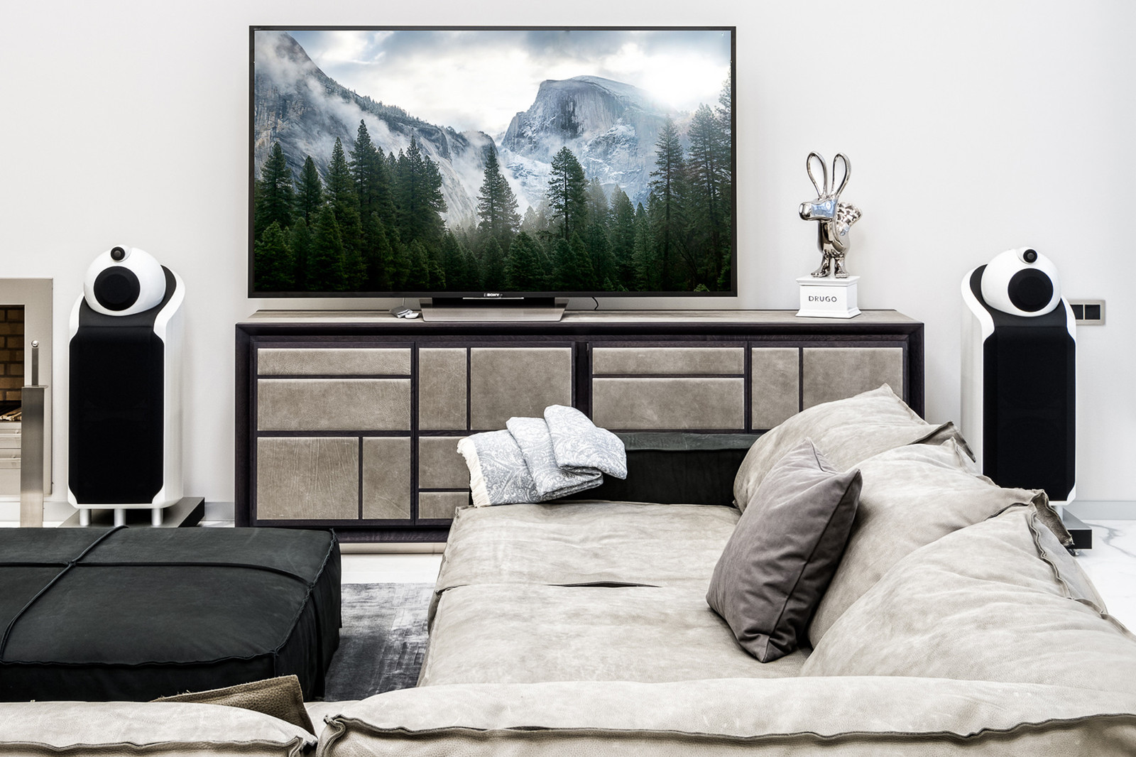 Просторный загородный дом в современном стиле