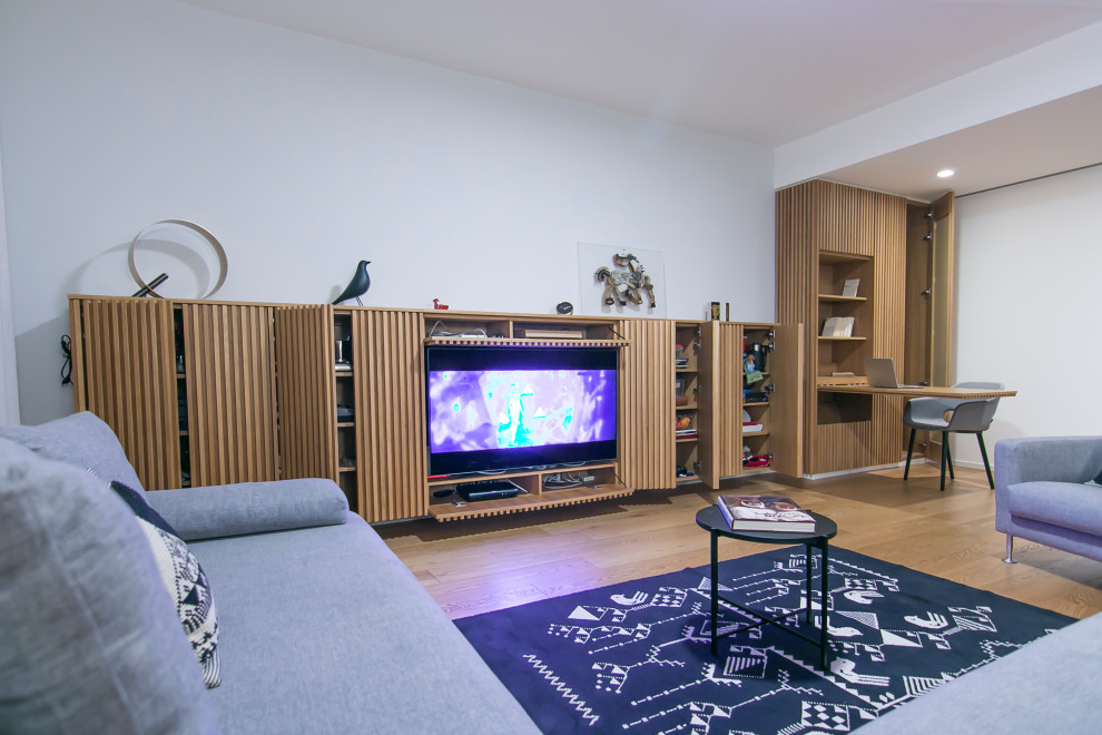 Cette image montre un petit salon design en bois ouvert avec un sol en bois brun, un téléviseur encastré et un plafond décaissé.