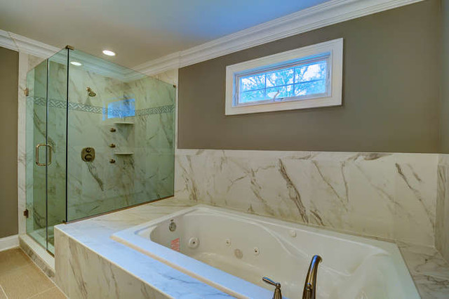 Sumptuous Baths at Gialluisi Custom Homes nyklassisk-badevaerelse