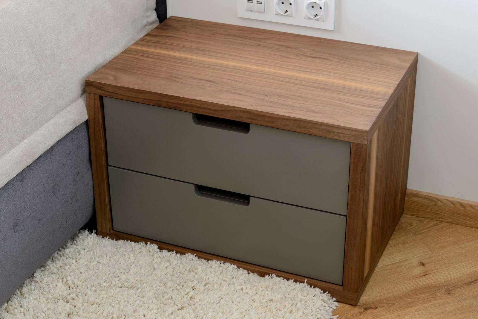 Прикроватная тумбочка