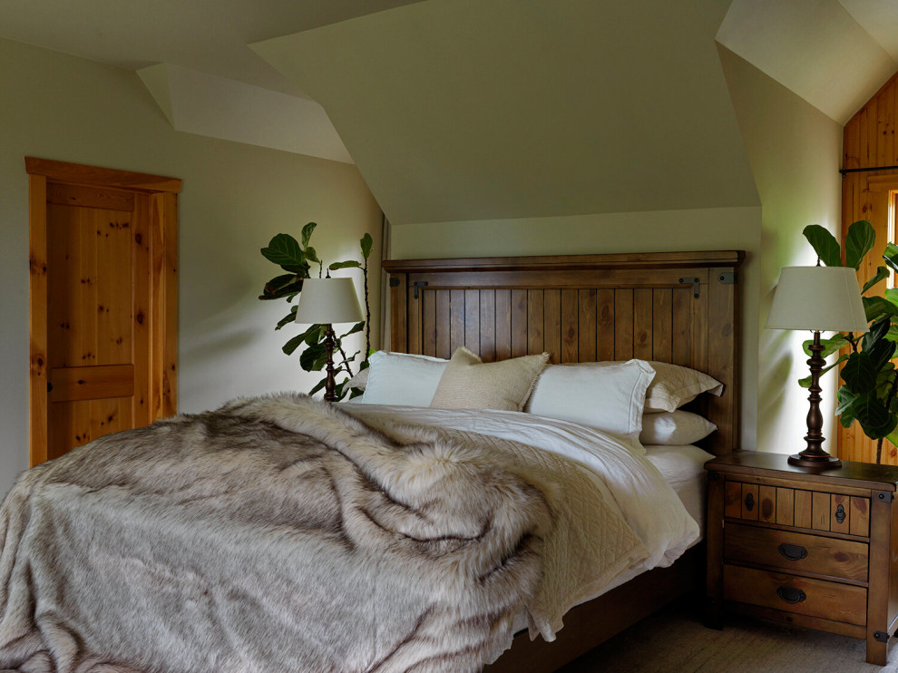 Modelo de habitación de invitados rural de tamaño medio con paredes verdes, moqueta y suelo marrón