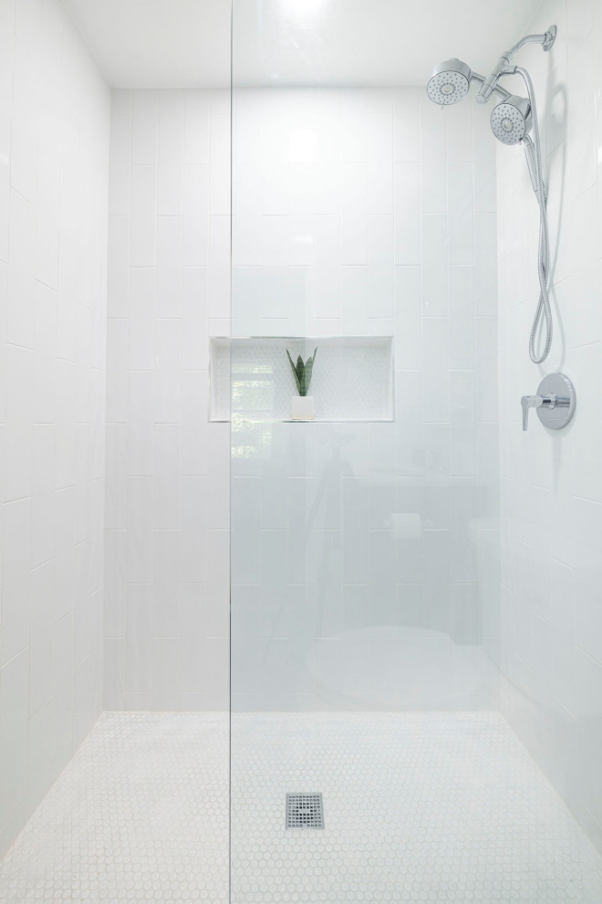 Cette image montre une salle de bain principale design de taille moyenne avec un placard en trompe-l'oeil, des portes de placard grises, un espace douche bain, un carrelage blanc, des carreaux de porcelaine, un mur blanc, un sol en carrelage de céramique, un lavabo posé, un plan de toilette en marbre, un sol gris, une cabine de douche à porte coulissante, un plan de toilette blanc, une niche, meuble simple vasque et meuble-lavabo encastré.