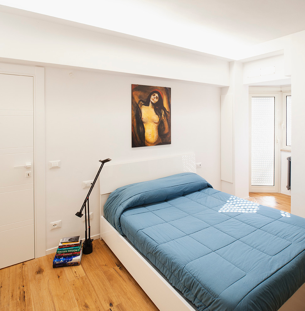 Photo of a contemporary bedroom in Rome.