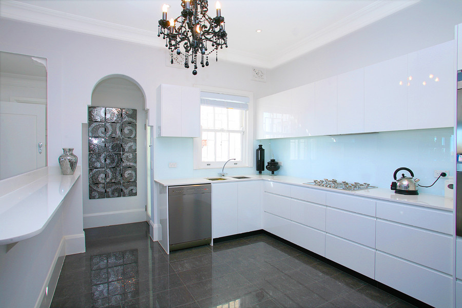 Expansive midcentury kitchen in Sydney with blue splashback.