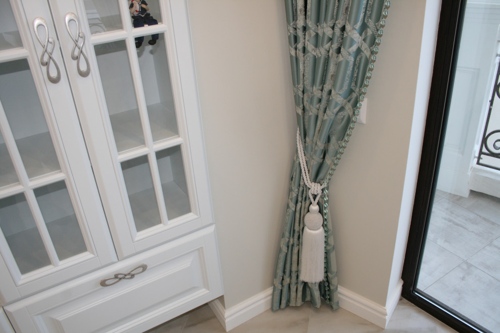 Белая неоклассика с оттенком морской волны