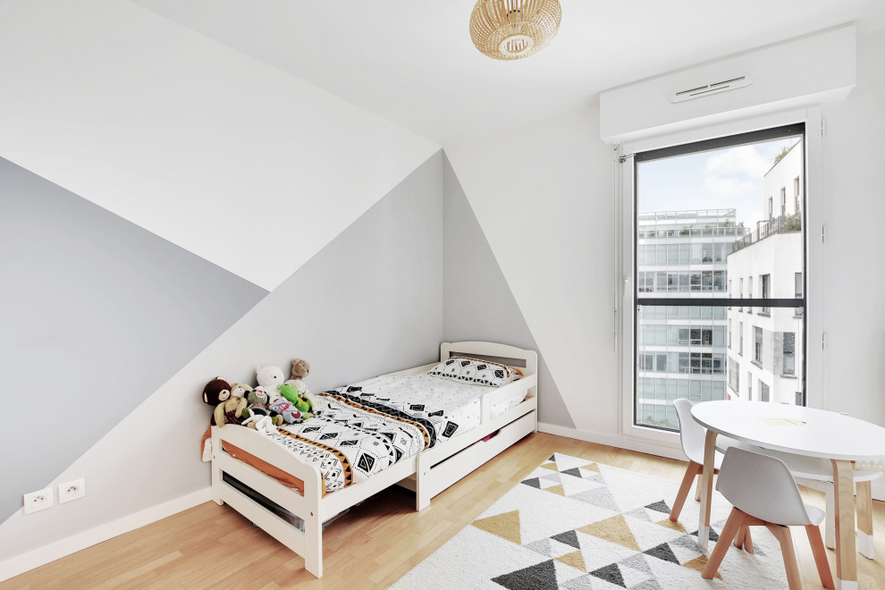 Inspiration för mellanstora moderna barnrum kombinerat med sovrum, med grå väggar, mellanmörkt trägolv och brunt golv