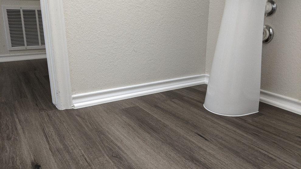 Example of a transitional home design design in Austin