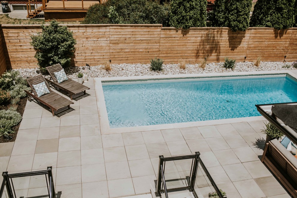 Transitional pool photo in Toronto