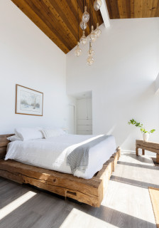 Camera da letto bianca con soffitto in legno - Foto, Idee, Arredamento -  Agosto 2023 | Houzz IT