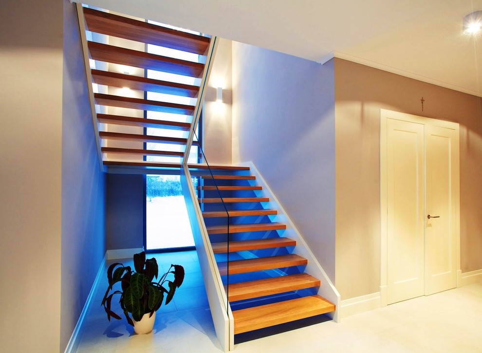 Gerade, Große Moderne Holztreppe mit offenen Setzstufen in Sonstige