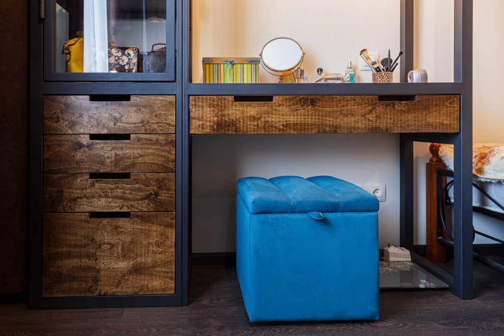 Гардеробная со стеклянными дверцами