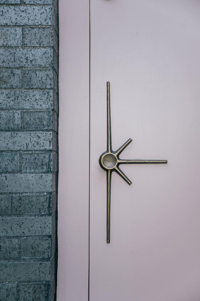 Пример оригинального дизайна: маленькая прихожая в стиле ретро с серебряными стенами, бетонным полом, одностворчатой входной дверью, фиолетовой входной дверью и кирпичными стенами для на участке и в саду