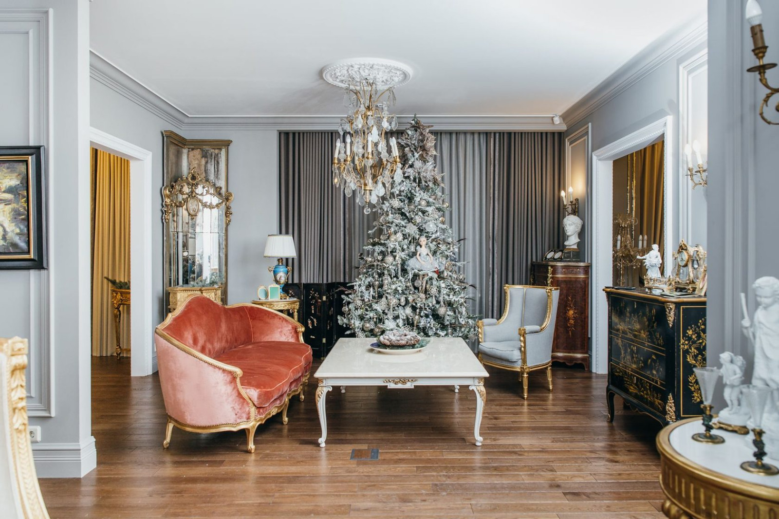 Салон предметов интерьера и антиквариата в Москве