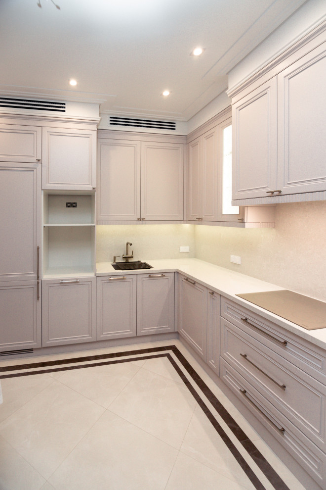 Нежно-серая кухня в неоклассическом стиле