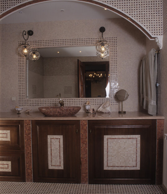 Ispirazione per una stanza da bagno padronale classica di medie dimensioni con ante con bugna sagomata, ante in legno scuro, vasca idromassaggio, piastrelle beige, lavabo da incasso, top in marmo, top beige, un lavabo e mobile bagno incassato