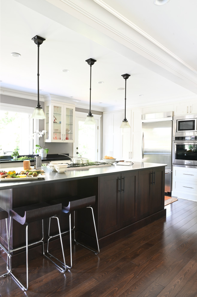 Kitchen - transitional kitchen idea in Vancouver