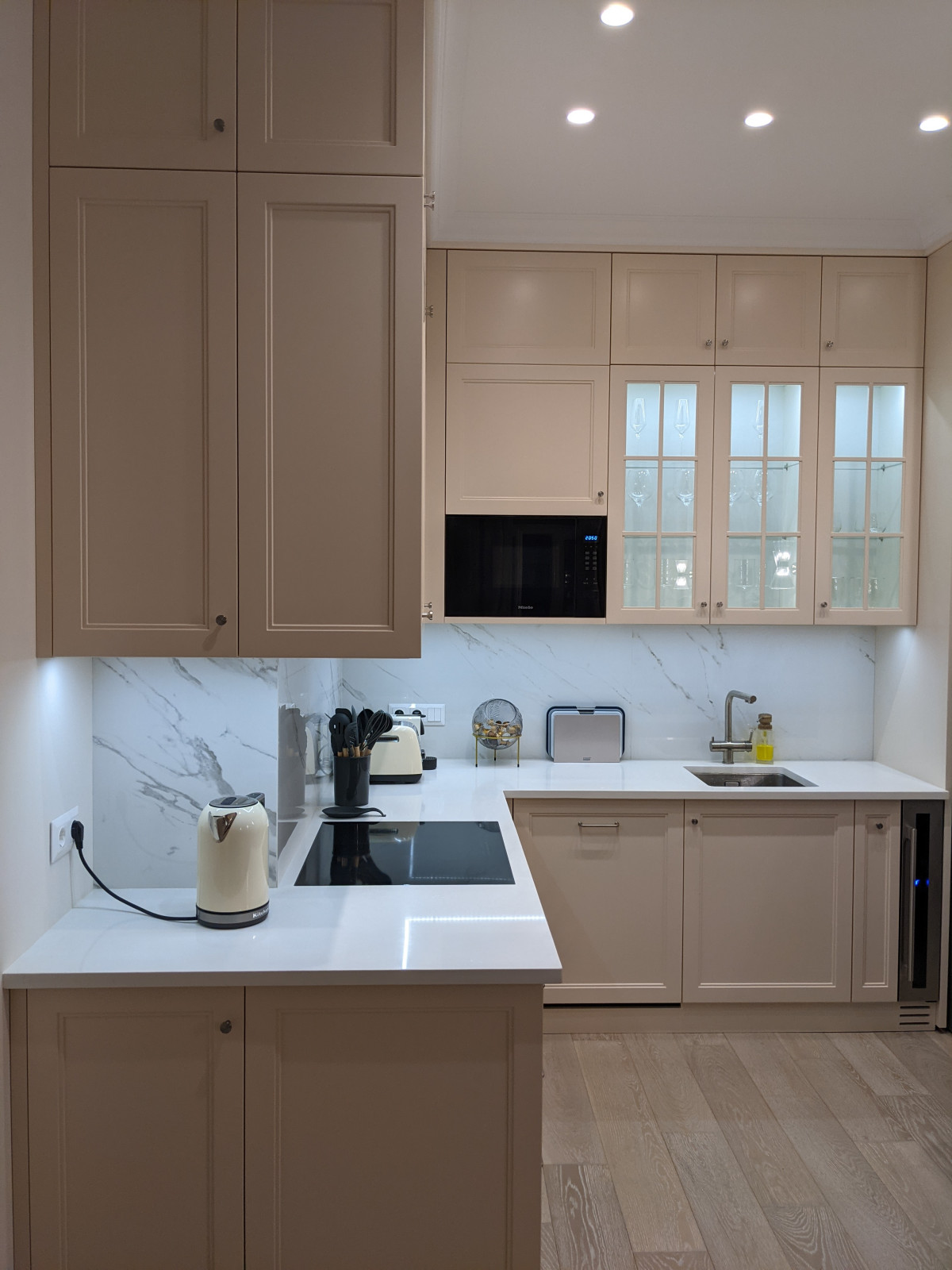 Маленькая белая кухня в неоклассическом стиле