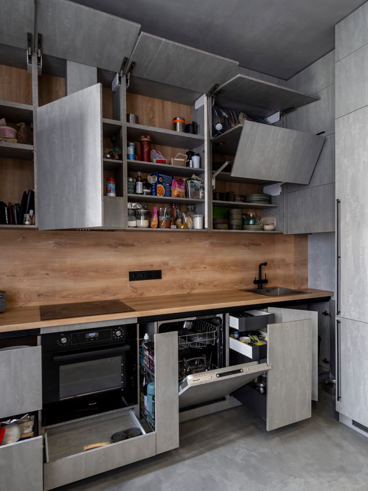 Элегантная минималистичная кухня в сером цвете