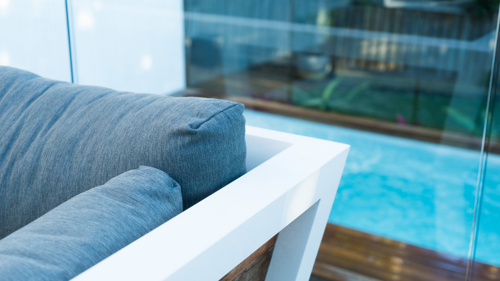 Idées déco pour un petit piscine avec aménagement paysager arrière moderne rectangle avec une terrasse en bois.