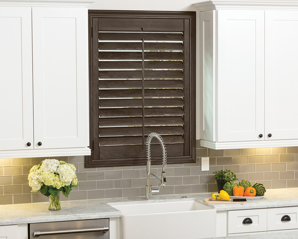 Example of a mid-sized transitional l-shaped dark wood floor open concept kitchen design with an undermount sink, flat-panel cabinets, gray cabinets, solid surface countertops, multicolored backsplash, mosaic tile backsplash, an island and stainless steel appliances