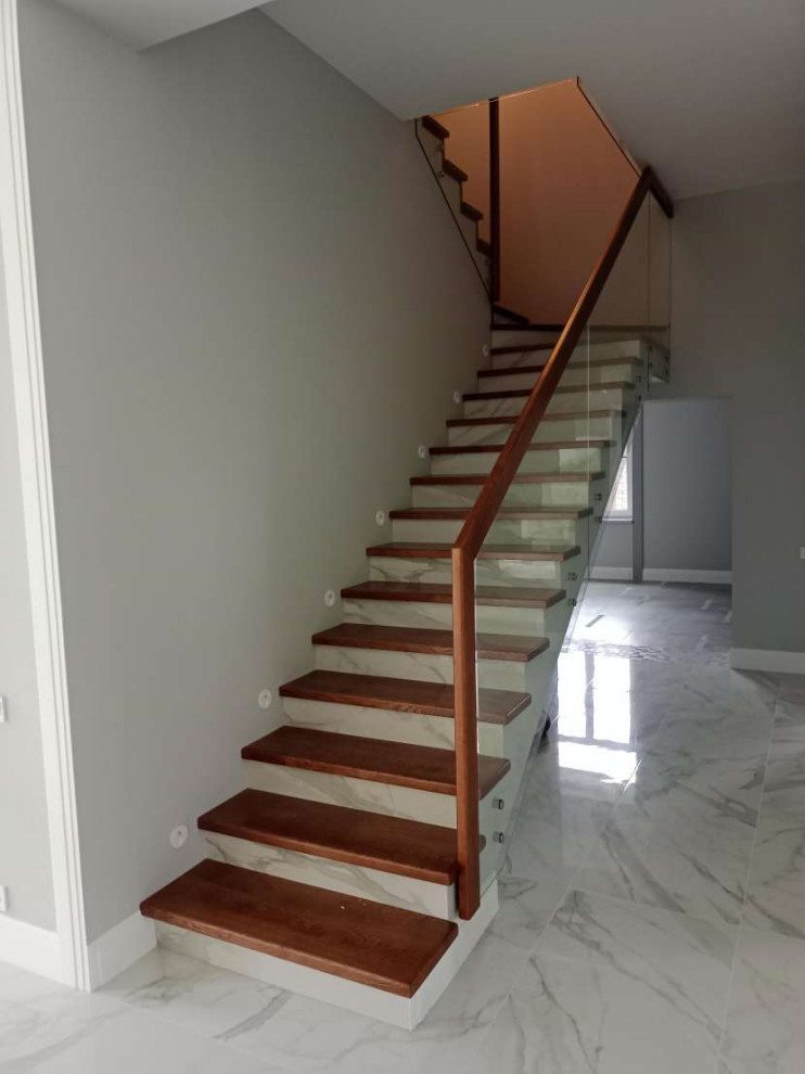 Зашивка бетонной лестницы, стеклянное ограждение