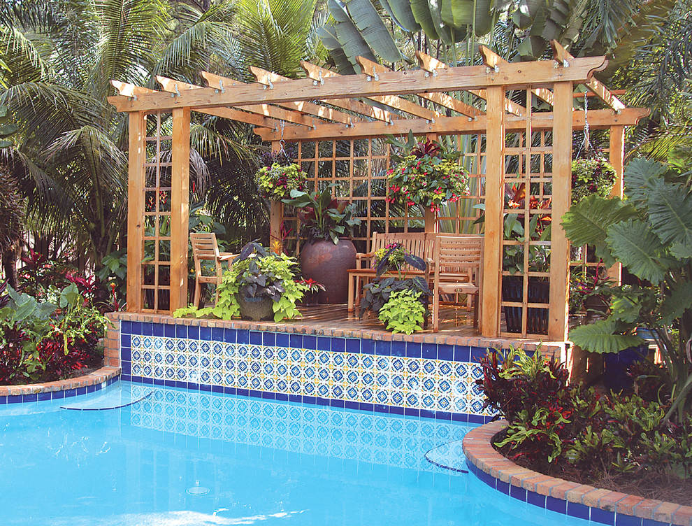 This is an example of a tropical backyard garden in Miami.