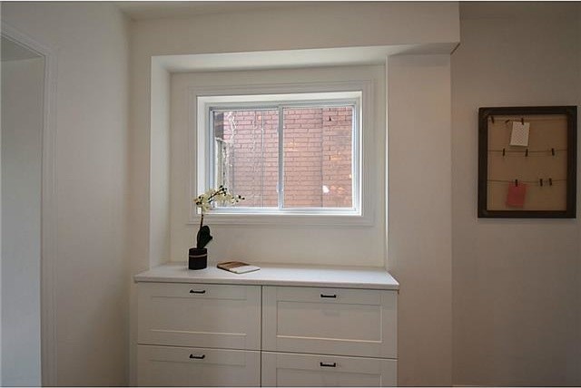 Kitchen - transitional kitchen idea in Toronto