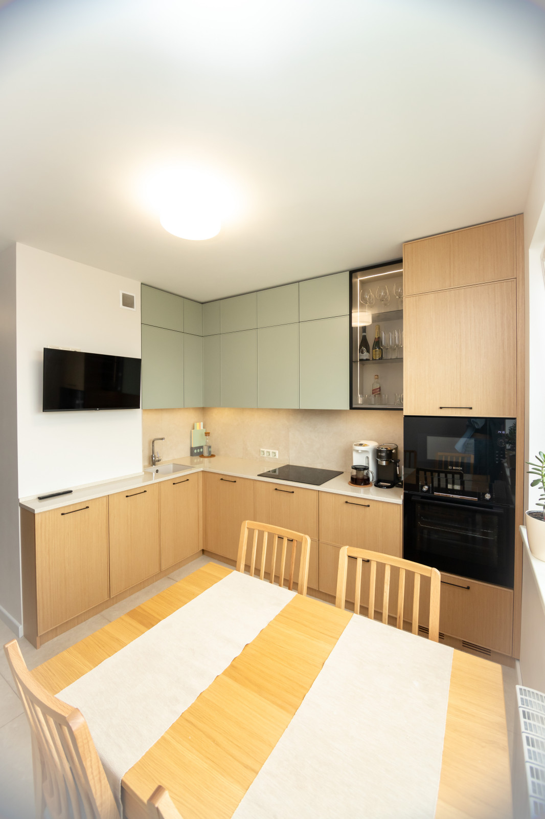 Неоклассическая кухня в трендовых цветах этого года