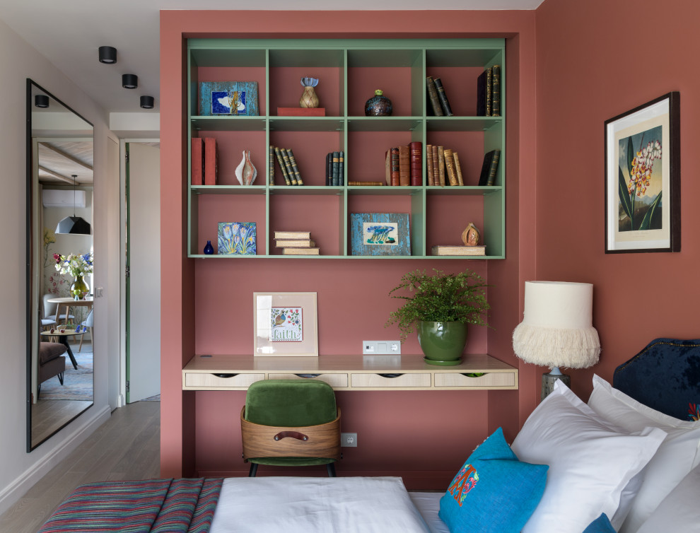Источник вдохновения для домашнего уюта: хозяйская спальня в современном стиле с оранжевыми стенами, светлым паркетным полом и бежевым полом