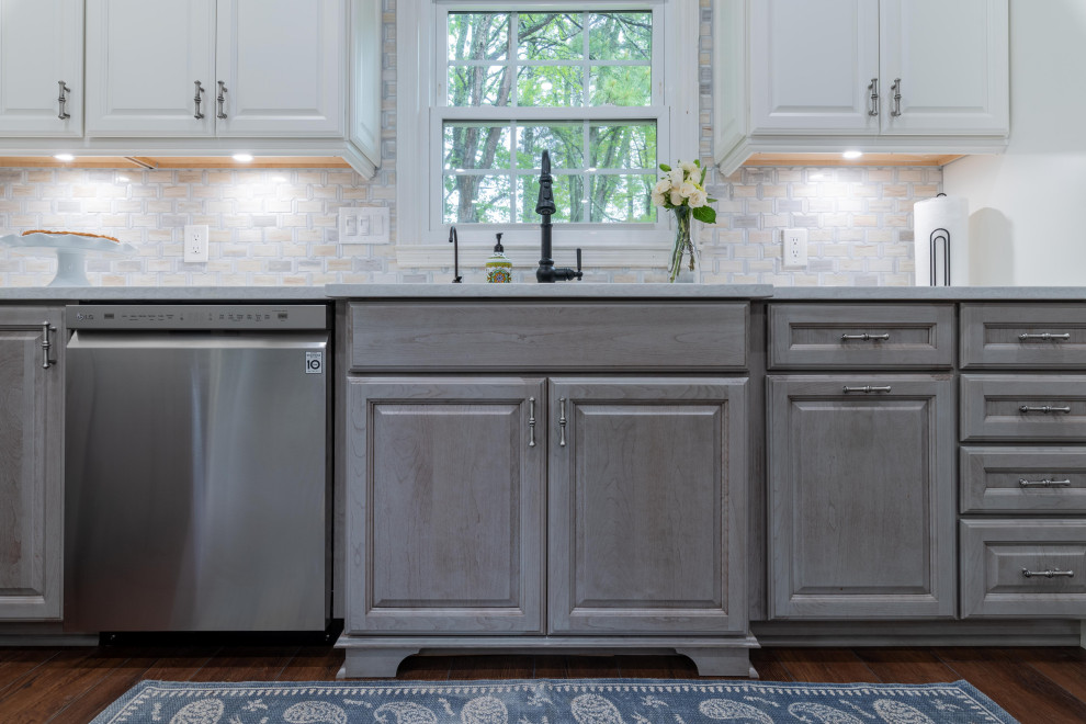 Inspiration for a transitional home design remodel in Atlanta