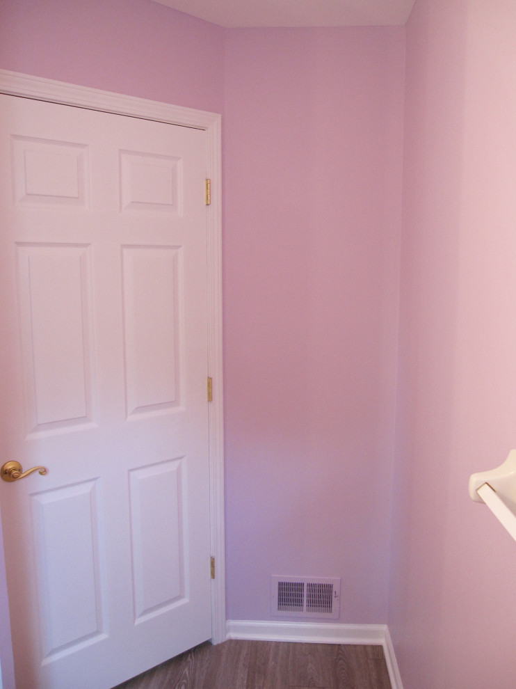 Пример оригинального дизайна: маленькая ванная комната в классическом стиле с фасадами с утопленной филенкой, коричневыми фасадами, раздельным унитазом, темным паркетным полом, коричневым полом, белой столешницей, тумбой под одну раковину, напольной тумбой, розовыми стенами и столешницей из кварцита для на участке и в саду