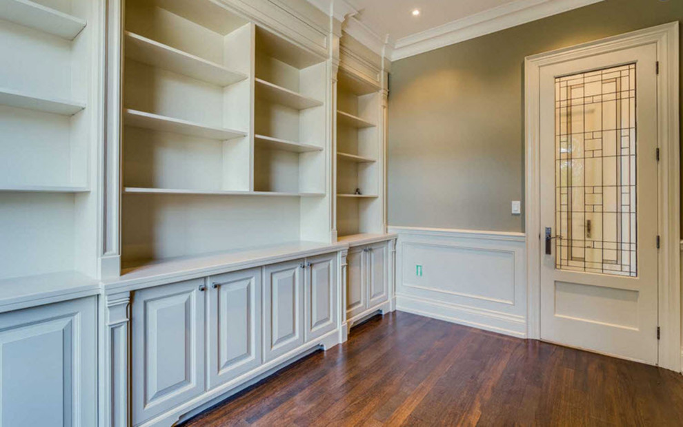 Example of a transitional home design design in Toronto