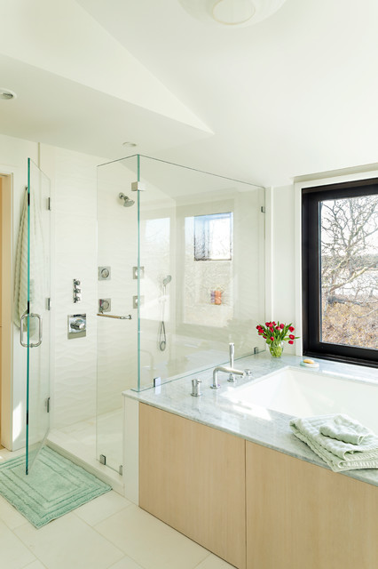 Thumb Point coastal-bathroom