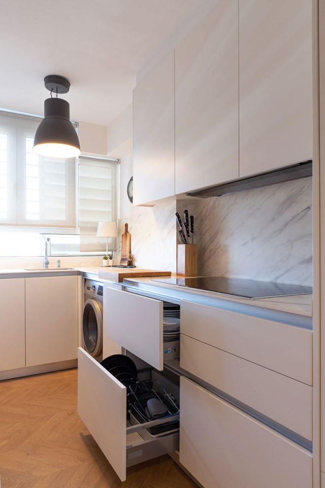 Ejemplo de cocina minimalista pequeña con armarios con paneles lisos, puertas de armario blancas, encimera de madera, electrodomésticos de acero inoxidable y encimeras beige