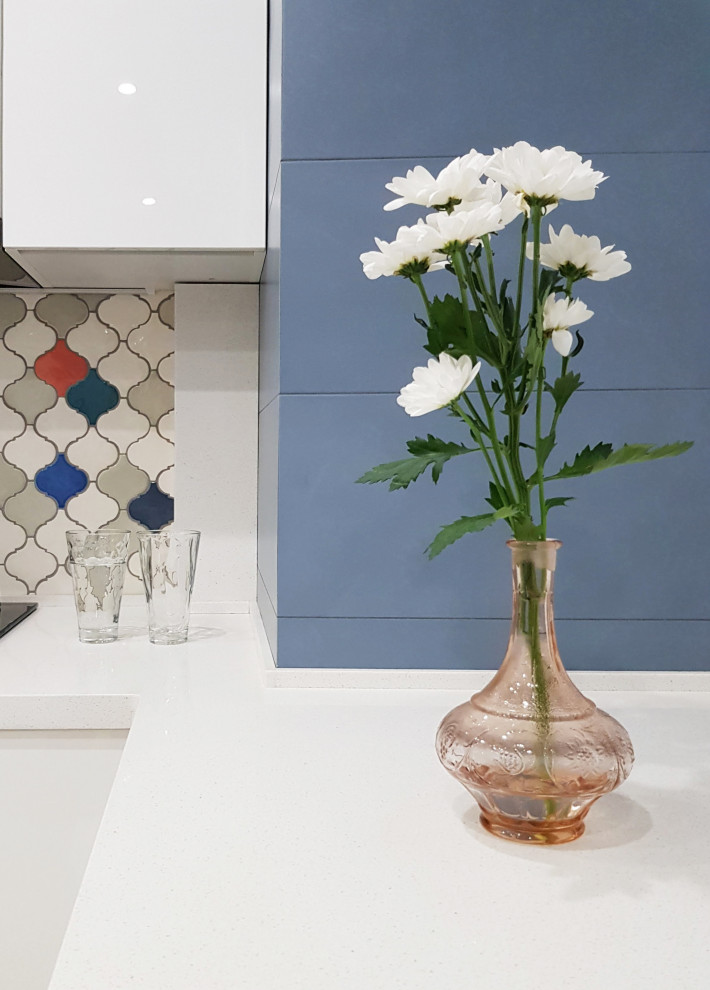 Бабушкина ваза на белой кухне