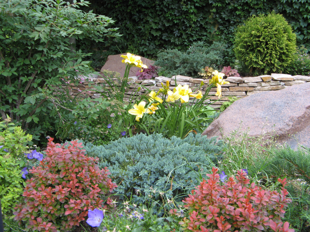 Палисадник с бетонными колодцами