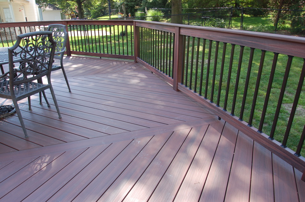 Photo of a traditional deck in St Louis.