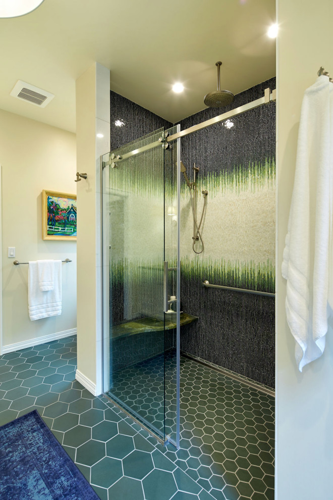 Idéer för att renovera ett stort eklektiskt grön grönt en-suite badrum, med luckor med infälld panel, vita skåp, en dusch i en alkov, grön kakel, mosaik, beige väggar, klinkergolv i keramik, ett undermonterad handfat, granitbänkskiva, grönt golv och dusch med skjutdörr