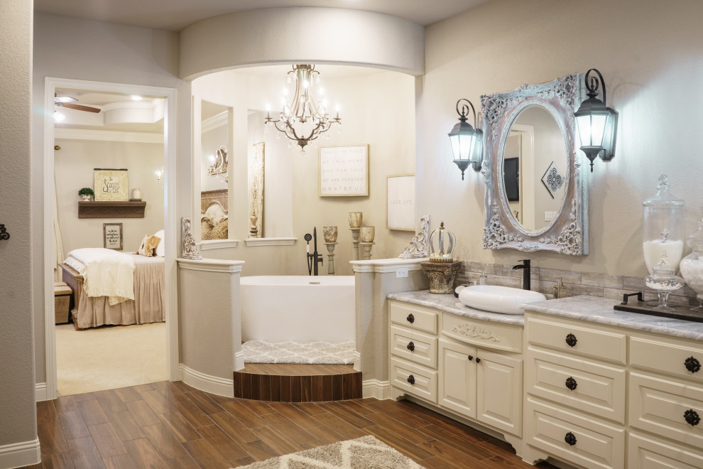 Idéer för ett mycket stort lantligt beige en-suite badrum, med luckor med upphöjd panel, vita skåp, ett badkar i en alkov, en kantlös dusch, beige kakel, beige väggar, ett fristående handfat, granitbänkskiva och med dusch som är öppen