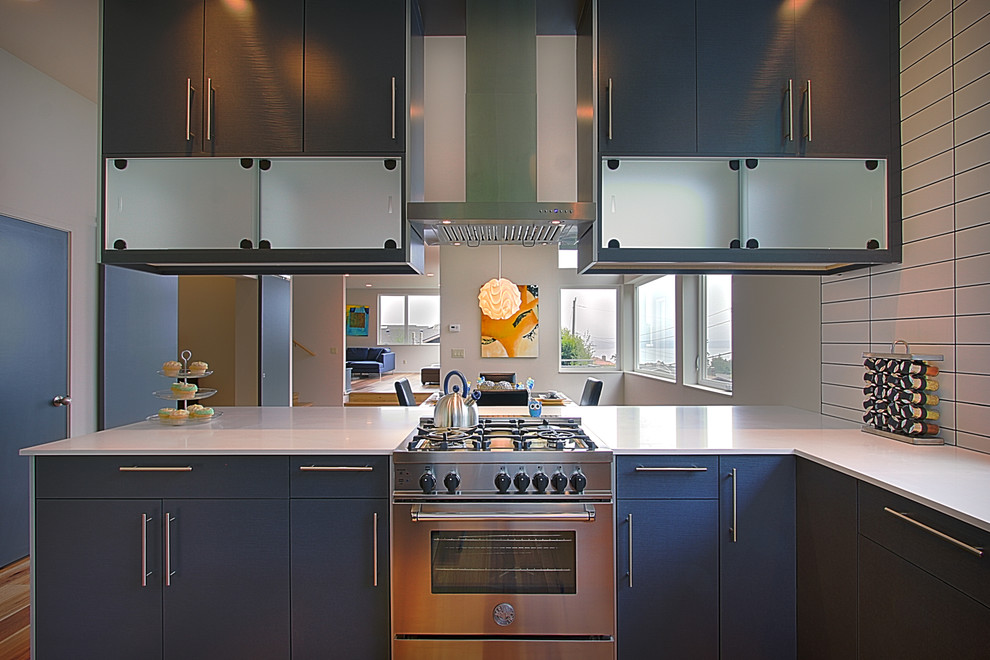 Design ideas for a modern kitchen in Seattle.