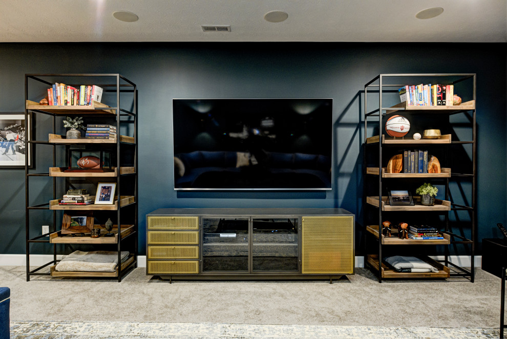 Réalisation d'une salle de séjour design de taille moyenne et fermée avec moquette, un téléviseur fixé au mur, un mur bleu et un sol gris.