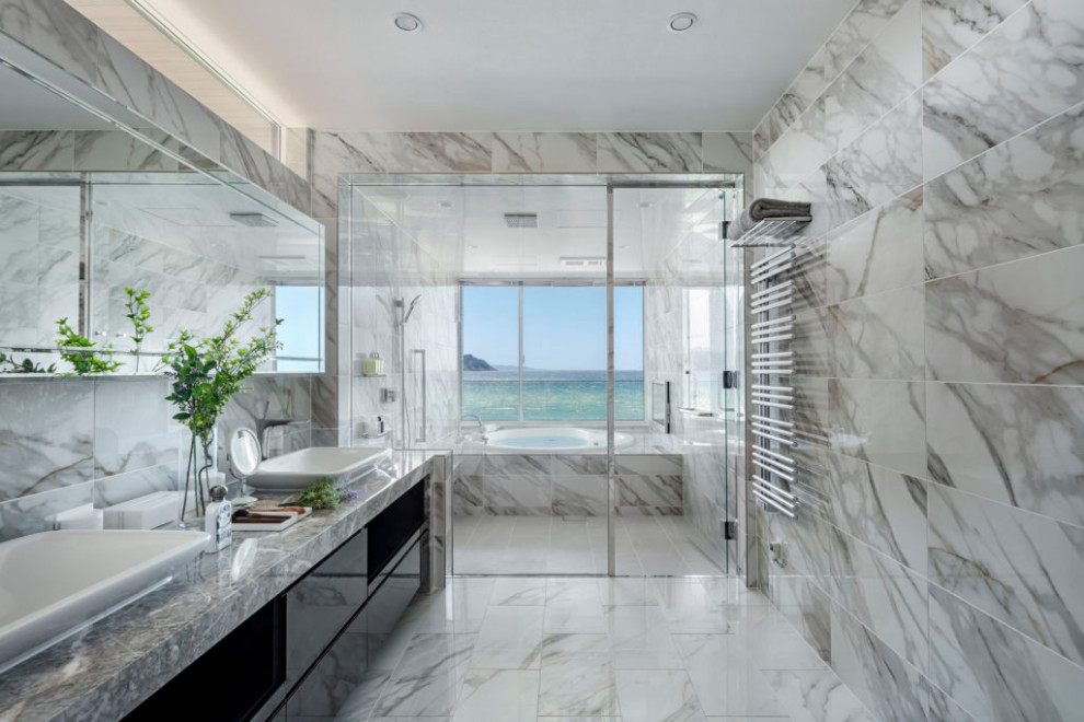 Источник вдохновения для домашнего уюта: ванная комната в средиземноморском стиле с черно-белой плиткой, керамогранитной плиткой, белыми стенами, полом из керамогранита, серым полом, окном и многоуровневым потолком