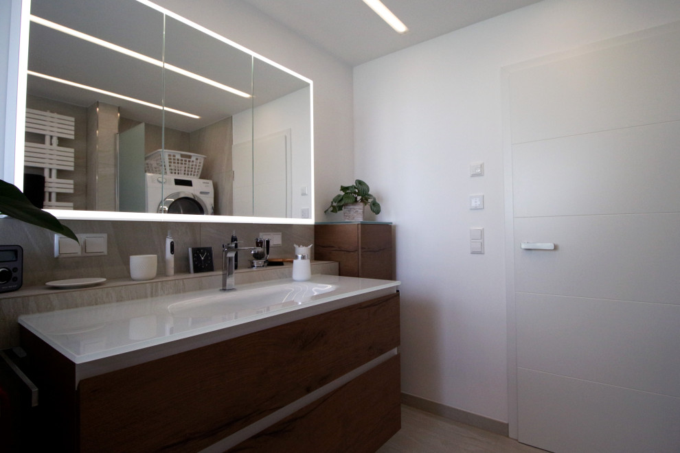 Пример оригинального дизайна: ванная комната в современном стиле с коричневыми фасадами, раздельным унитазом, белыми стенами, настольной раковиной, бежевым полом, белой столешницей, нишей и тумбой под одну раковину