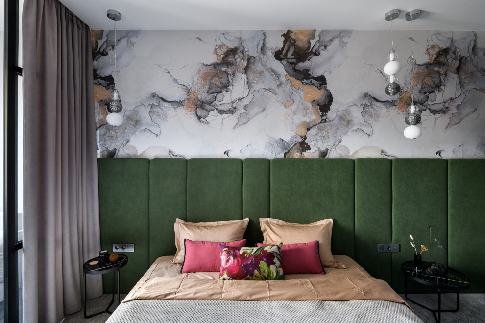 Пример оригинального дизайна: хозяйская спальня среднего размера в современном стиле с серыми стенами, ковровым покрытием, серым полом, панелями на части стены и акцентной стеной
